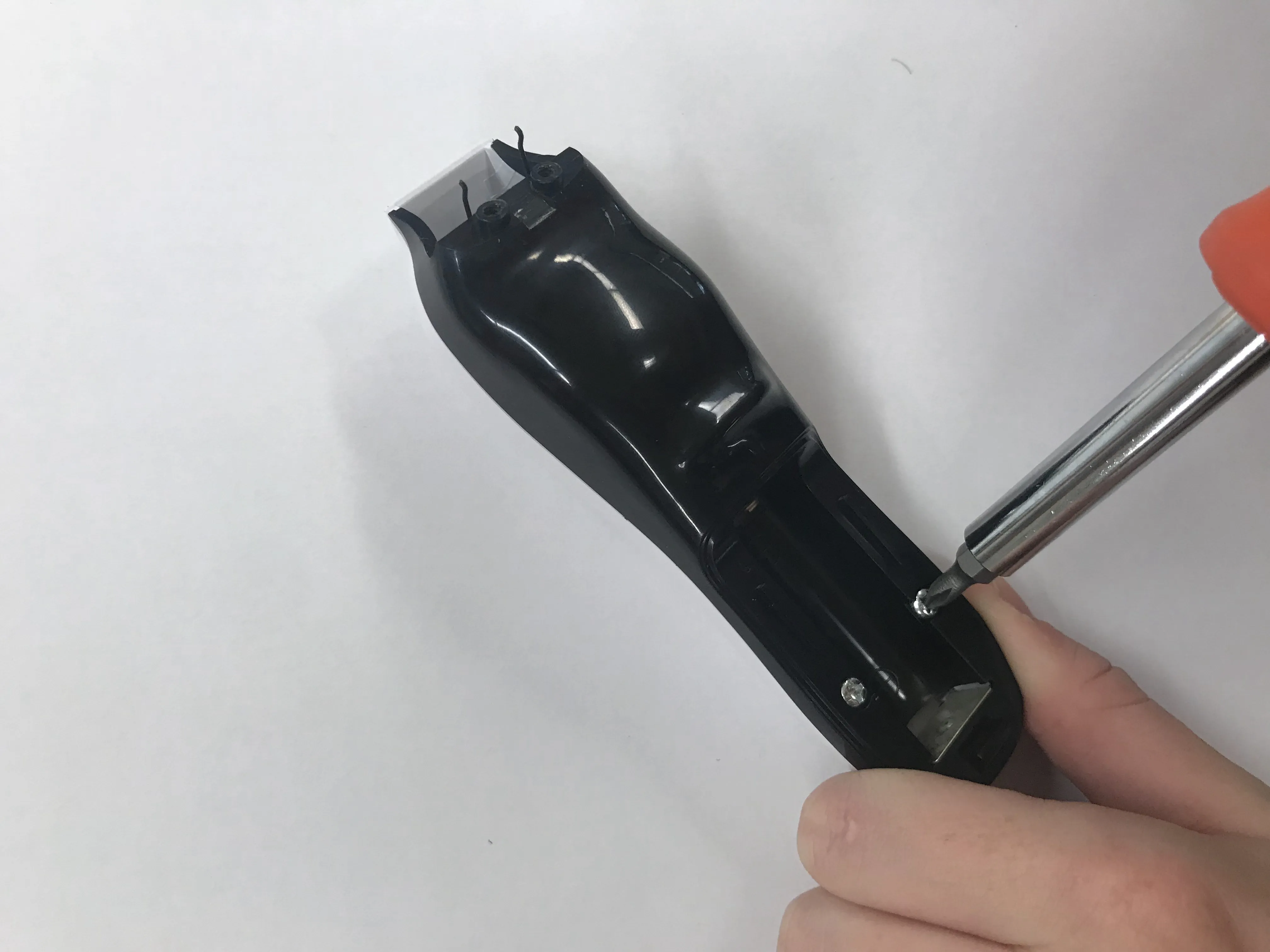 Разборка аккумуляторного триммера для бороды Wahl, отделение пластиковой крышки: шаг 4, изображение 1 из 2