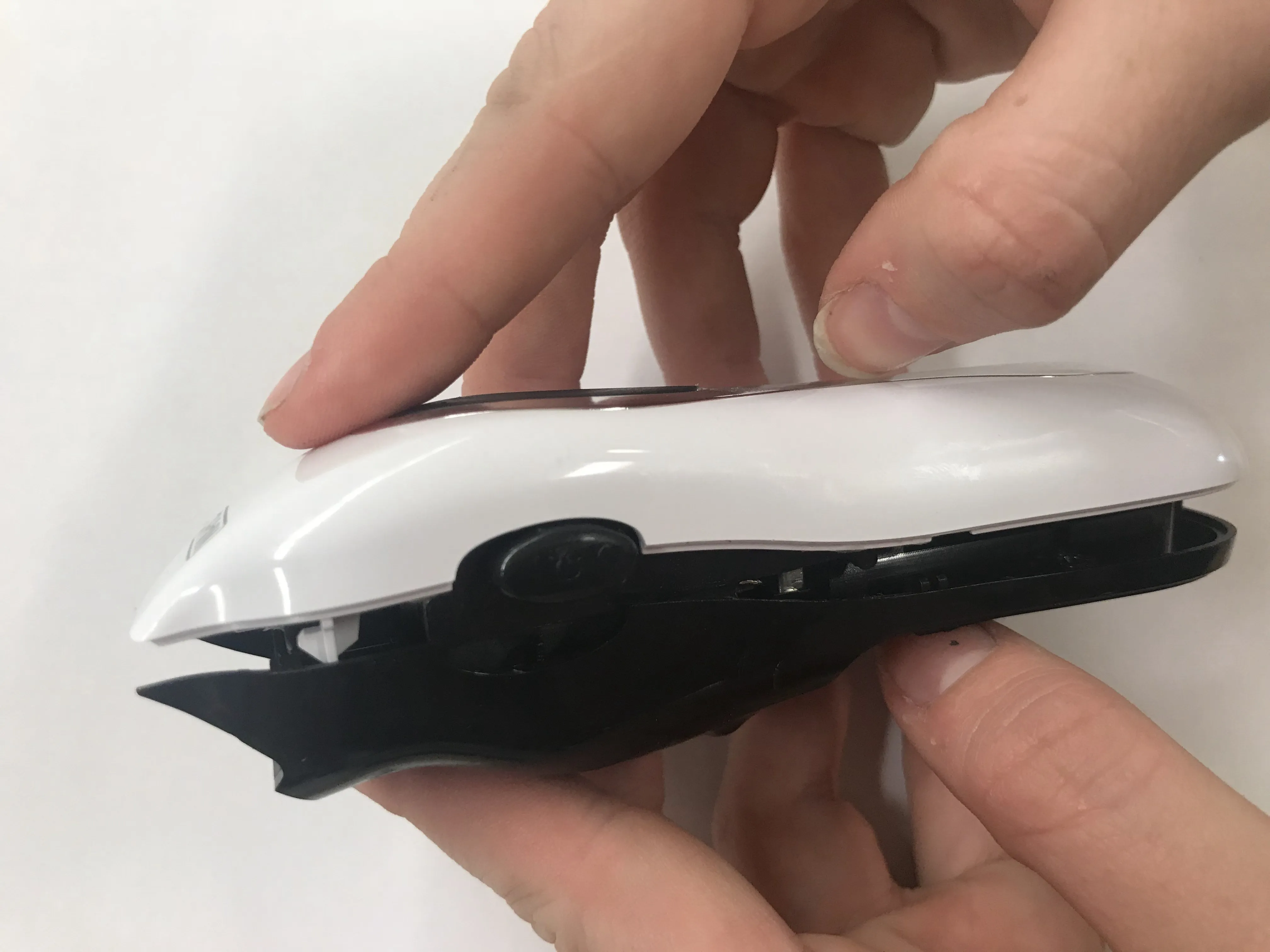 Разборка аккумуляторного триммера для бороды Wahl, Отдельная пластиковая крышка: шаг 4, изображение 2 из 2