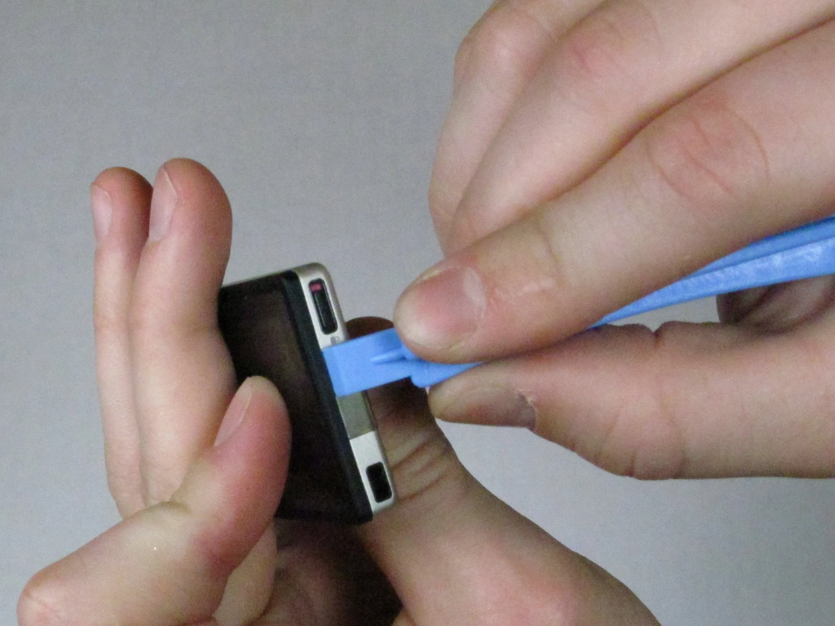 Разборка Zune Flash 2-го поколения: шаг 4, изображение 1 из 3